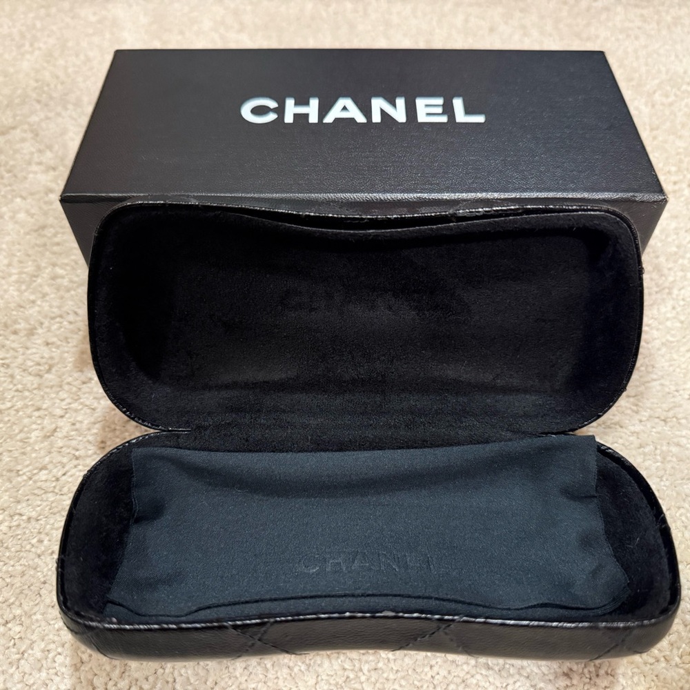 CHANEL Black Quilted Eyewear Case with Box and Cleaning Clothes - Picture 3 of 6